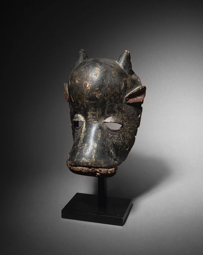  Masque zoomorphe, Nigéria Bois à patine noire H. 24 cm Zoomorphic mask, Nigeria...