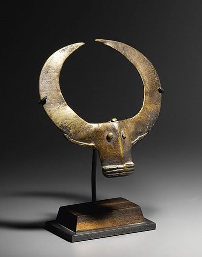  Senufo Nyi-kar-yi ring, Ivory Coast Brass H. 9 cm Senufo Nyi-kar-yi ring, Ivory...