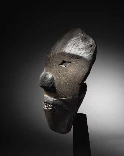  Masque chamanique Inupiak, Alaska Bois, dents H. 22 cm Inupiak shamanistic mask,...
