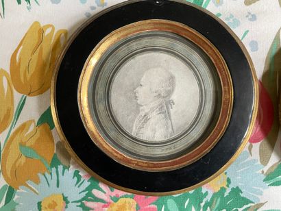 ECOLE FRANCAISE 
Paire de portraits en tondo
Pierre noire
XIXème siècle