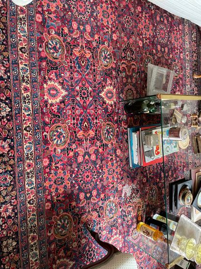 null Grand tapis persan
En laine, à points noués
A multiples bordures et décor de...