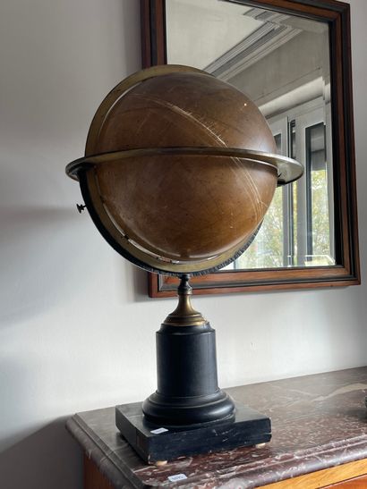 A. BOUVARD Astronome 
Globe celeste
Le globe en carton
Reposant sur une base en bois...