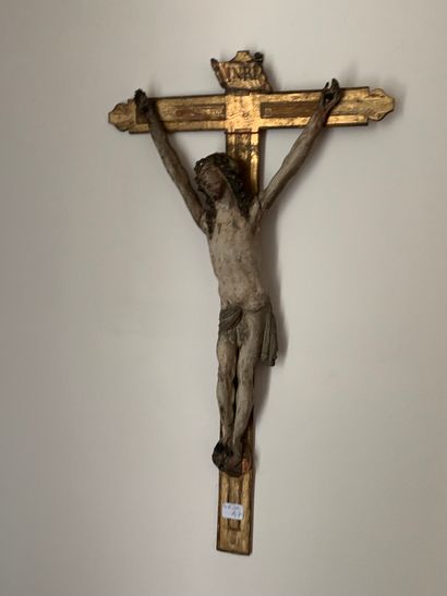 null 
Lot de deux crucifix



L'un en os sculpté



Lautre en bois polychrome



On...