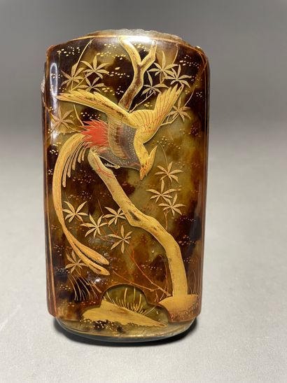 CHINE Etui
A décor en relief d'un phoenix branché
H. 11 cm.
Accidents et manques