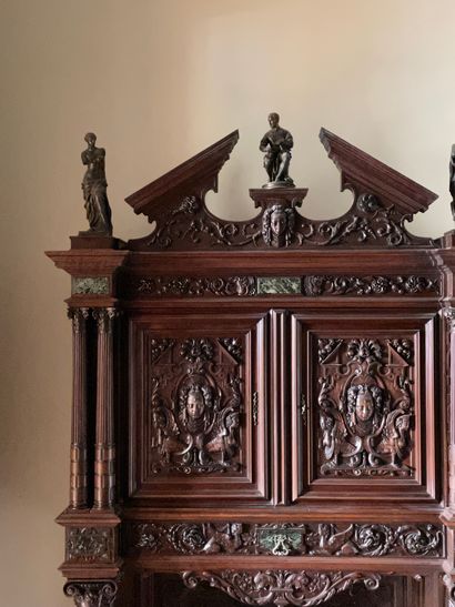 null Important cabinet dans le goût de la Renaissance
En bois naturel
Décor richement...