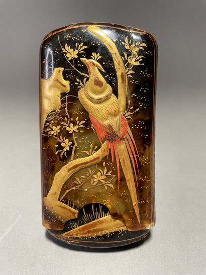 CHINE Etui
A décor en relief d'un phoenix branché
H. 11 cm.
Accidents et manques
