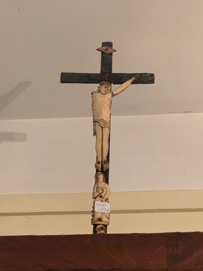 null 
Lot de deux crucifix



L'un en os sculpté



Lautre en bois polychrome



On...