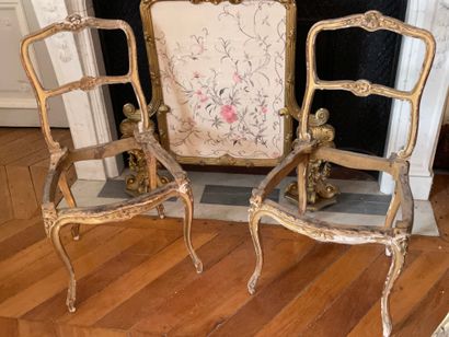 null 
Paire de chaises



En bois mouluré sculpté



Reposant sur des pieds cambrés



XIXème...