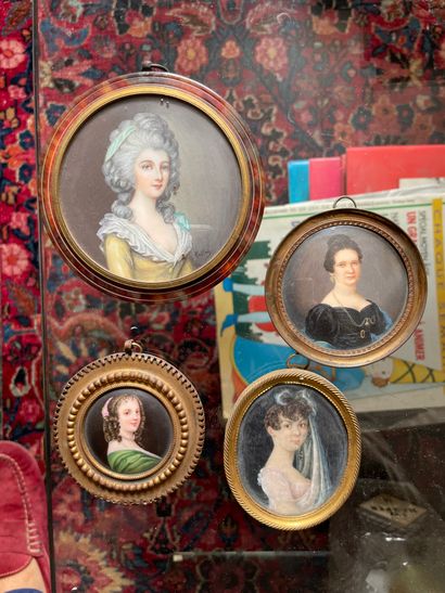 null Ensemble de cinq miniatures
Portraits de femmes en buste
On joint deux autres...