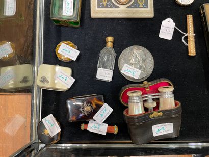 null Petit lot d'objets de vitrine
Comprenant diverses boîtes et un flacon à sel
XIXème...