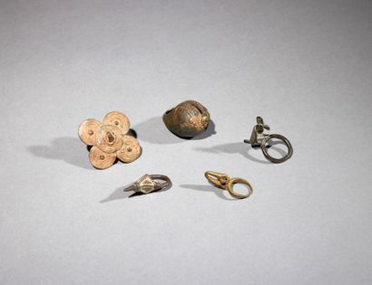 null Five rings

Ivory Coast/Burkina Faso

Bronze

H. 4.4 to 6.3 cm



Set of five...