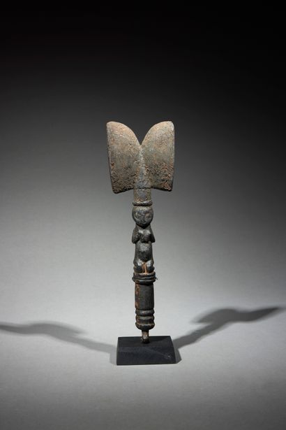 null Sceptre Yoruba

Nigéria

Bois

H. 28,5 cm



Sceptre oshe shango représentant...