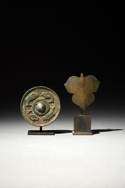 null Deux objets en bronze

Chine

Bronze



Deux objets en bronze dont un miroir...