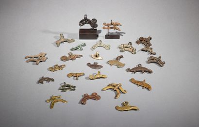 null Twenty five pendants

West Africa 

Bronze

L. 3,5 to 7 cm



Set of twenty...