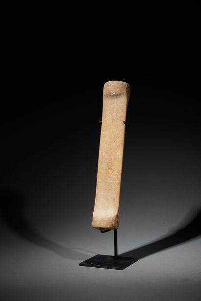 null Polisher

Sahara

Neolithic

Stone

H. 37 cm



Beautiful oblong-shaped polisher,...