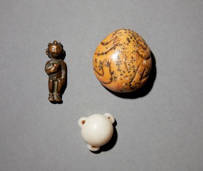 null Trois objets de ceinture

Chine

Pierre, bronze

H. 3,5 à 5 cm



Trois objets...