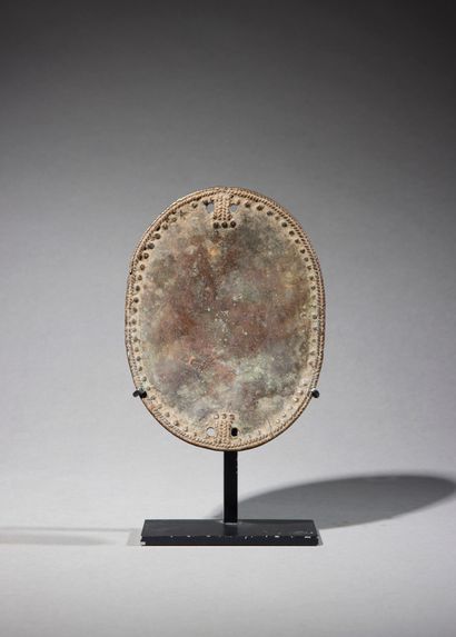 null Ornamental plate

West Africa

Bronze

H. 15.1 cm



Oval-shaped ornamental...