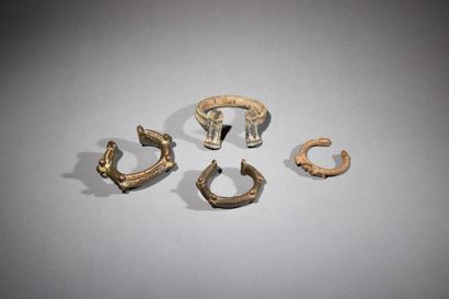 Quatre bracelets Gan 
Burkina Faso 
Bronze 
D. 7,1 à 11 cm 
 
Ensemble de trois...