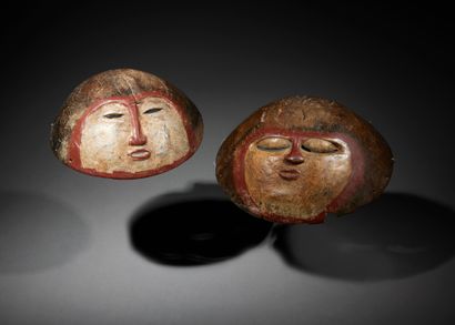 null Two masks 

Cameroon

Wood and pigments

H. 27,5 x 27 cm



Pair of circular...