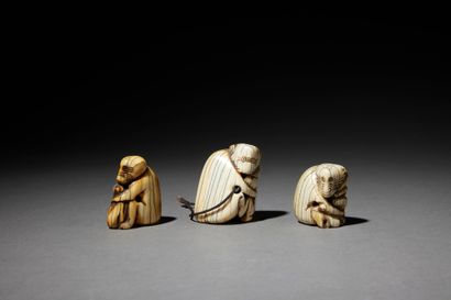 null Trois ornements de ceinture figurant des singes 

Chine, XVIII-XIXème 

Ivoire

H....