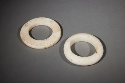 null Two rings, Solomon Islands

Melanesia

Shell (tridacna sp.)

D. 10.5 and 11.5...