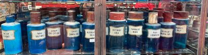 null Environ vingt-cinq pots à pharmacie en verre bleu, époque Napoléon III