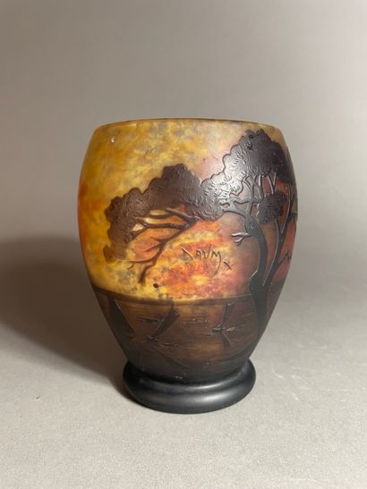 DAUM, NANCY Vase ovoïde sur talon
Verre multicouche à décor dégagé à l'acide
Signé...