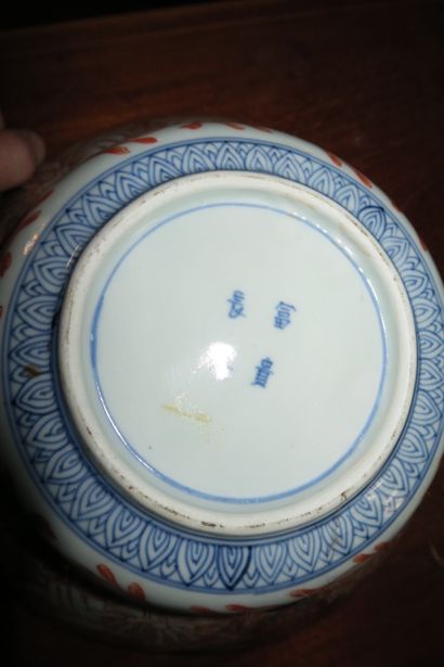 Japon, Arita, XIXe siècle Coupe creuse en porcelaine D. 24,5 cm (Un petit éclat au...