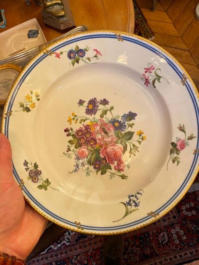 null Deux assiettes en porcelaine à décors polychrome de bouquets fleuri et volatiles
Dans...