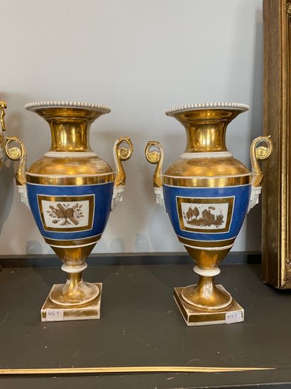 null 
Paris

Paire de vases de forme balustre en porcelaine à décor en or de paysages...