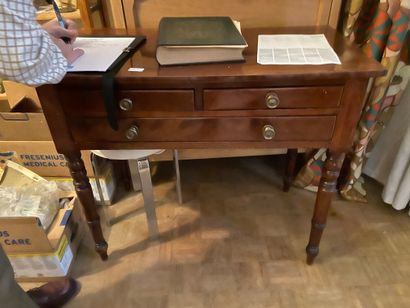 null Dressing table
In natural wood
Opening by three drawers on two rows
Resting...