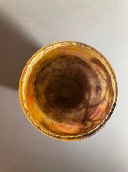 DAUM, NANCY Vase ovoïde sur talon
Verre multicouche à décor dégagé à l'acide
Signé...