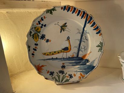 NEVERS et SINCENY Set of a bouquetière, a plate and an oil stand
In polychrome earthenware
Decorated...