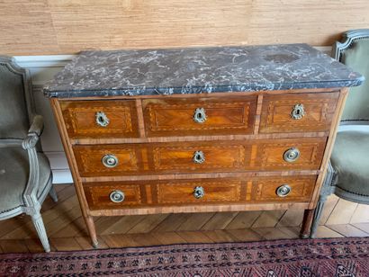 null Chest of drawers
In wood veneer
Opening by five drawers on three rows
Mounts...