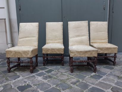 null 
Quatre chaises

En bois naturel

Le piètement à entretoises

Style Louis XIII

Garniture...