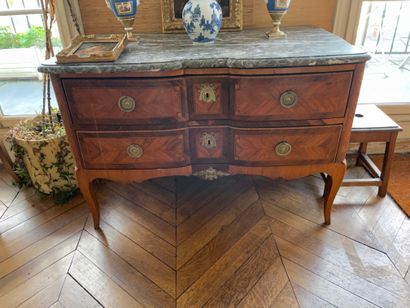 null Chest of drawers
In wood veneer
Opening by two drawers on two rows
Resting on...