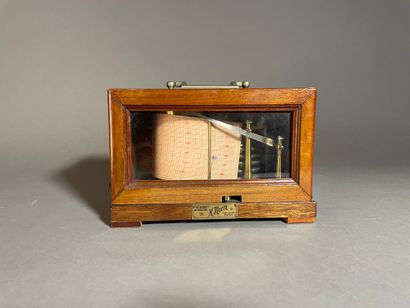 Henri Morin Sismographe
Dans sa boîte vitrée
H. 13 cm ; L. 19 cm ; P. 11 cm.