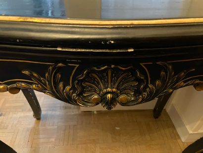 null Game table
In carved wood lacquered boir and gold
The belt decorated with a...