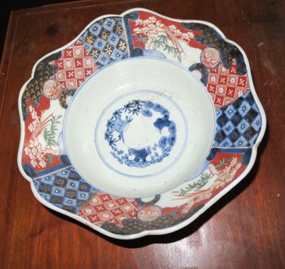 Japon, Arita, XIXe siècle Coupe creuse en porcelaine D. 24,5 cm (Un petit éclat au...