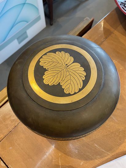 null 
JAPON - Epoque EDO (1603 - 1868)
Boite ronde en laque brun décorée en hira...