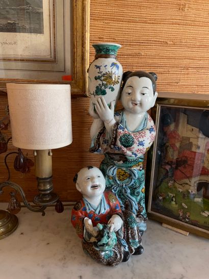 null Magot
En porcelaine polychrome
Figurant une mère et son fils
Japon, époque Meiji...
