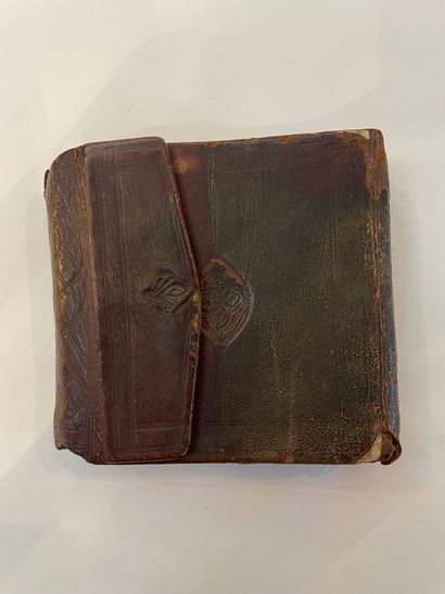 null Coran manuscrit arabe sur papier
Reliure à rabat en maroquin brun à décor estampé
Maroc,...