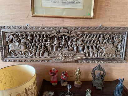 null Bas-relief
En bois sculpté
Figurant des personnages en frise
Inde, début du...
