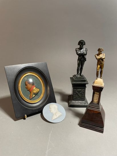 null Ensemble de deux sculptures figurant Napoléon Bonaparte :
-L'une en bronze doré...
