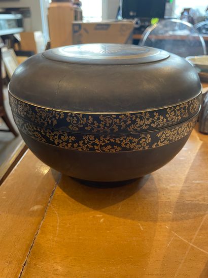 null 
JAPON - Epoque EDO (1603 - 1868)
Boite ronde en laque brun décorée en hira...