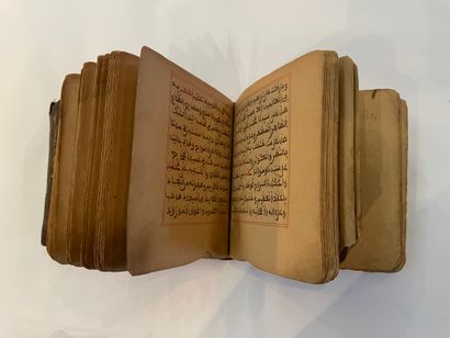 null Coran manuscrit arabe sur papier
Reliure à rabat en maroquin brun à décor estampé
Maroc,...