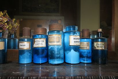 null 
15 pots à pharmacie en verre bleu, époque Napoléon III, les bouchons en mé...