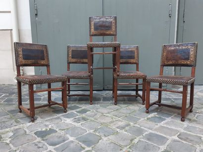 null 
Cinq chaises

En bois naturel

Le piètement à entretoises

Dessus et assise...