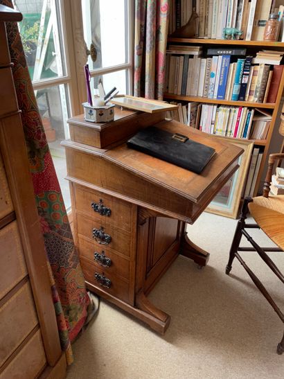 null Davenport desk
In walnut
The left side discovering four drawers
English work...