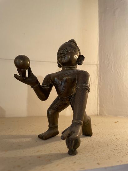 null Figures d'un homme tenant une boule, d'un Bouddha et d'un cheval
En bronze patiné...